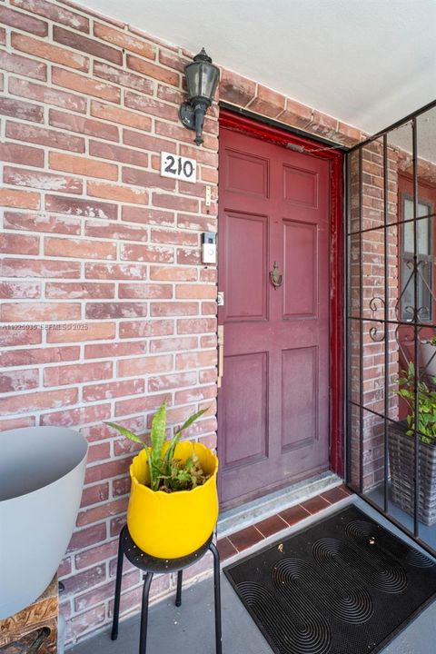 For Sale: $205,000 (2 beds, 1 baths, 775 Square Feet)