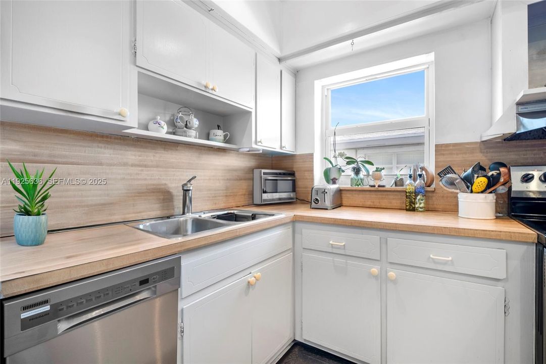 For Sale: $205,000 (2 beds, 1 baths, 775 Square Feet)