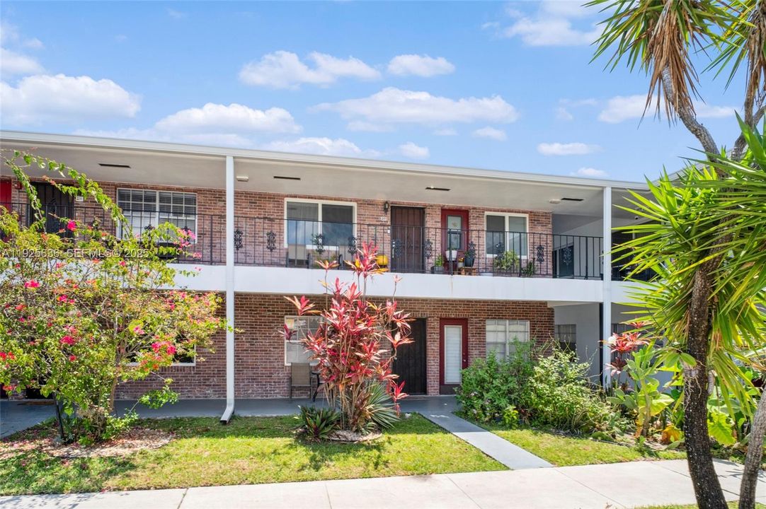 For Sale: $205,000 (2 beds, 1 baths, 775 Square Feet)