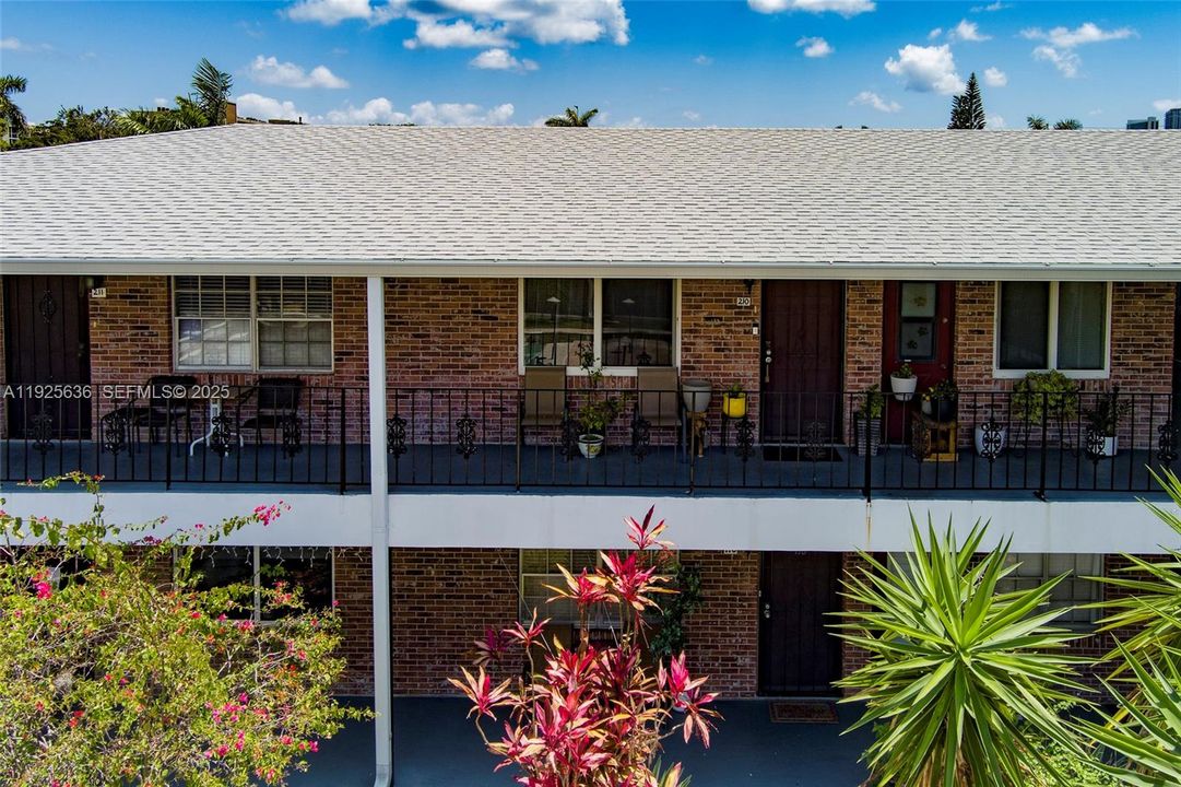 For Sale: $205,000 (2 beds, 1 baths, 775 Square Feet)