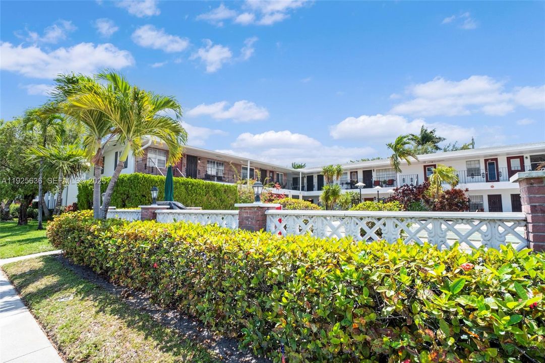 For Sale: $205,000 (2 beds, 1 baths, 775 Square Feet)