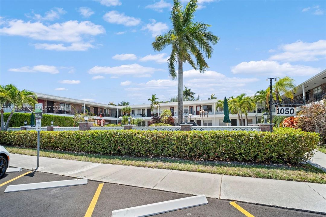 For Sale: $205,000 (2 beds, 1 baths, 775 Square Feet)