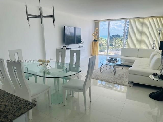 待售: $890,000 (1 贝兹, 1 浴室, 896 平方英尺)