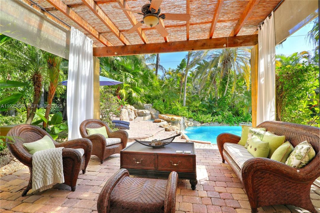 В аренду: $12,750 (6 спален, 4 ванн, 4152 Квадратных фут)