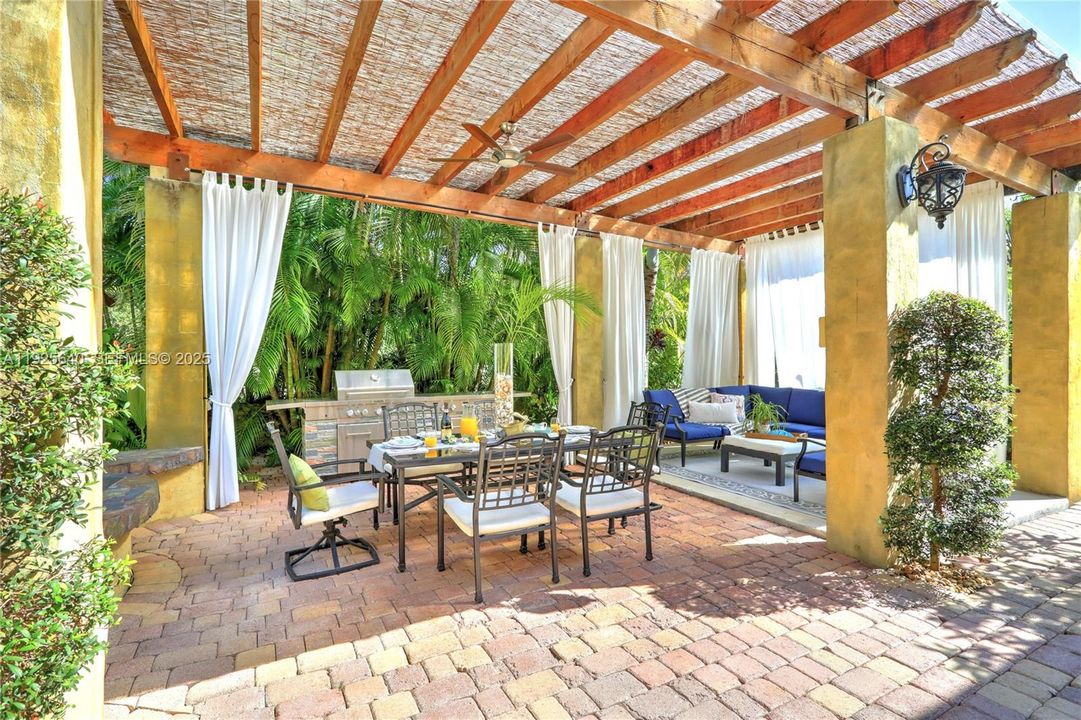 В аренду: $12,750 (6 спален, 4 ванн, 4152 Квадратных фут)