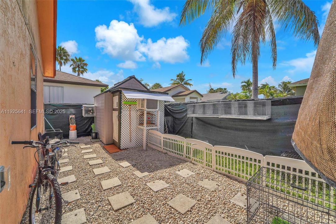 For Rent: $2,700 (3 beds, 1 baths, 1050 Square Feet)