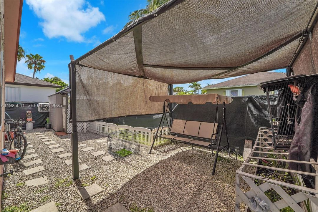 For Rent: $2,700 (3 beds, 1 baths, 1050 Square Feet)