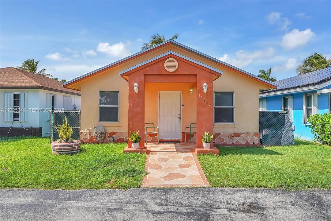 For Rent: $2,700 (3 beds, 1 baths, 1050 Square Feet)