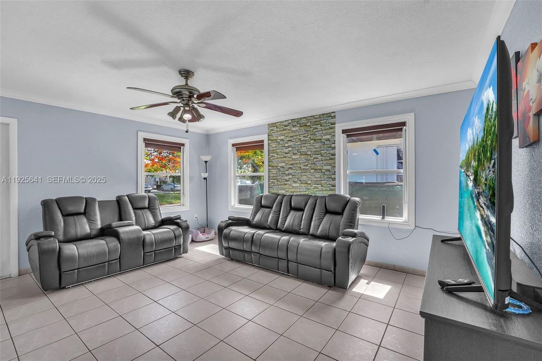 For Rent: $2,700 (3 beds, 1 baths, 1050 Square Feet)