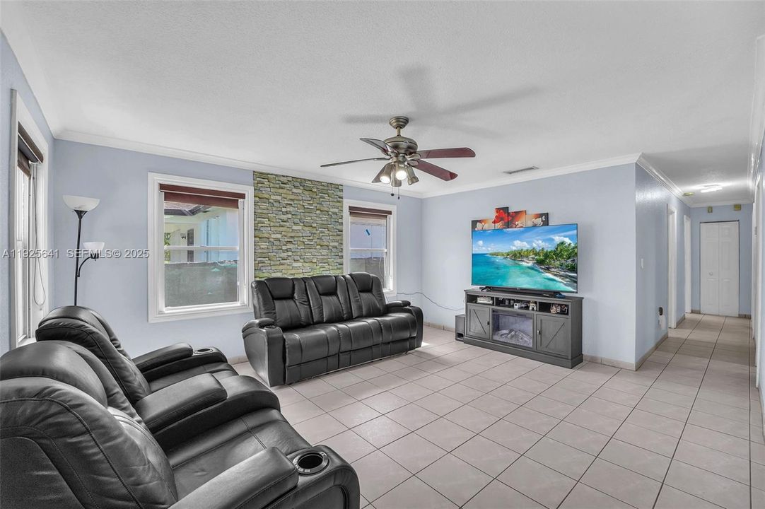 For Rent: $2,700 (3 beds, 1 baths, 1050 Square Feet)