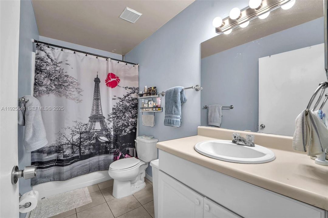 For Rent: $2,700 (3 beds, 1 baths, 1050 Square Feet)