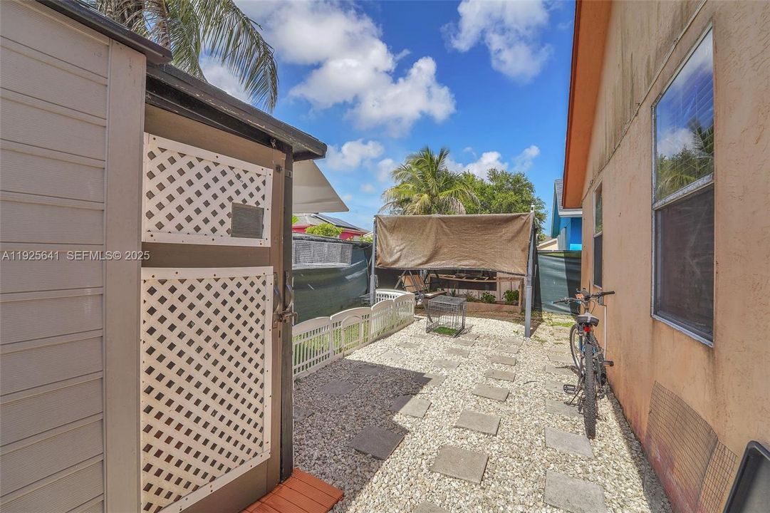 For Rent: $2,700 (3 beds, 1 baths, 1050 Square Feet)