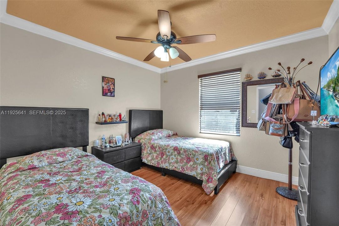 For Rent: $2,700 (3 beds, 1 baths, 1050 Square Feet)