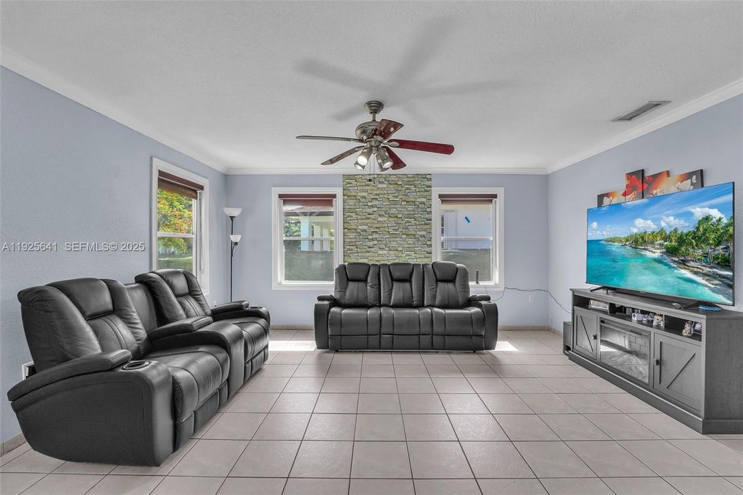 For Rent: $2,700 (3 beds, 1 baths, 1050 Square Feet)