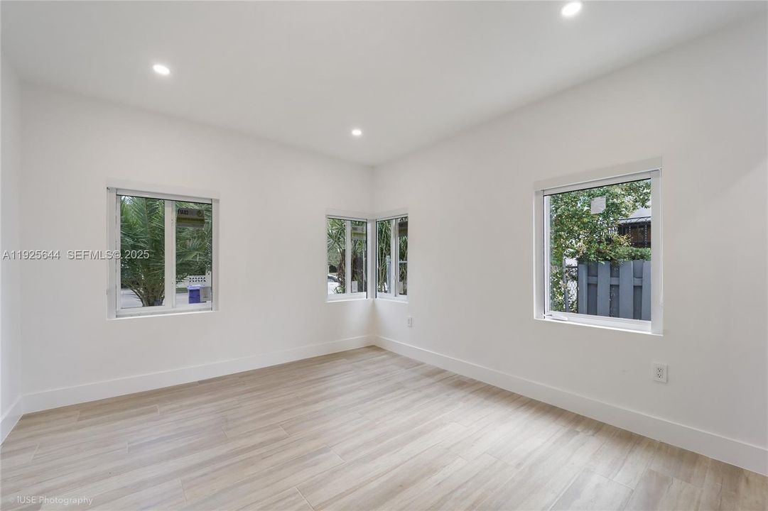 出租: $5,500 (3 贝兹, 3 浴室, 1500 平方英尺)