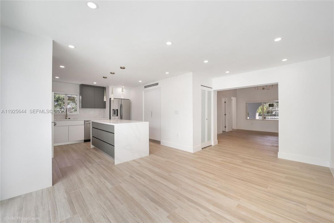 出租: $5,500 (3 贝兹, 3 浴室, 1500 平方英尺)