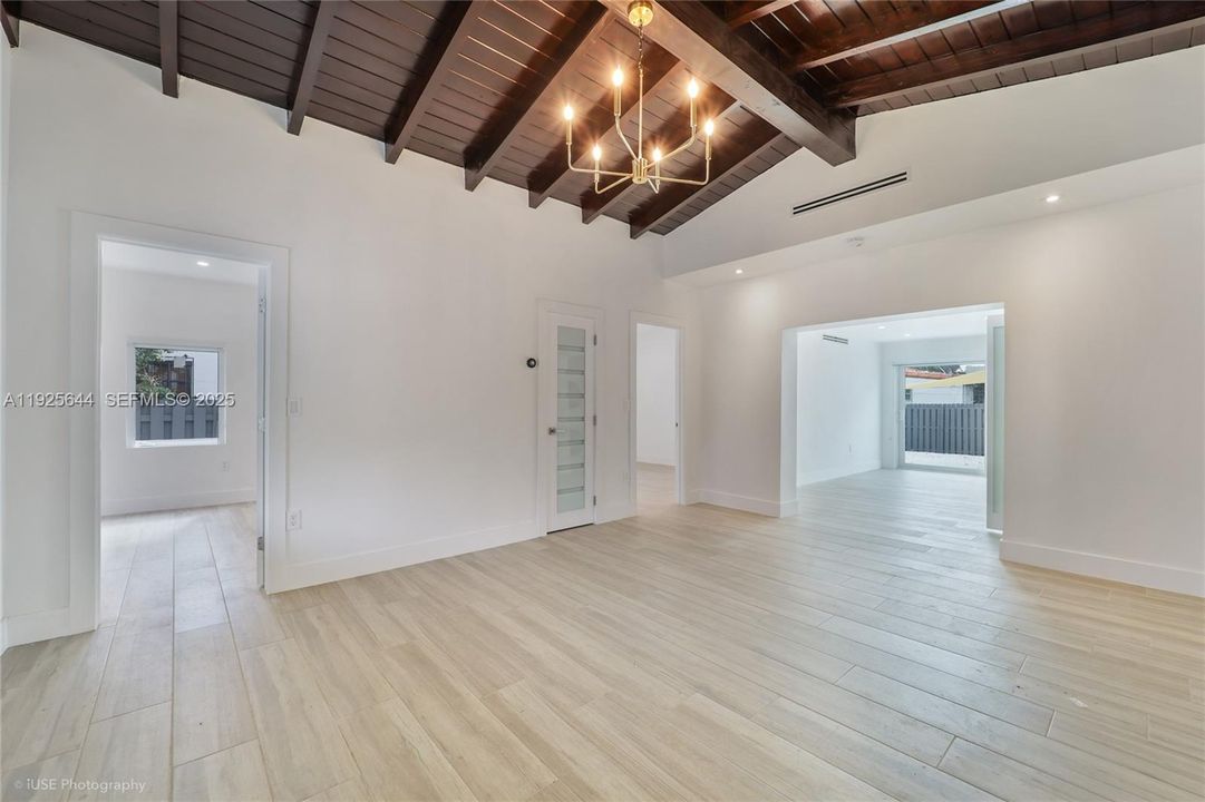 出租: $5,500 (3 贝兹, 3 浴室, 1500 平方英尺)