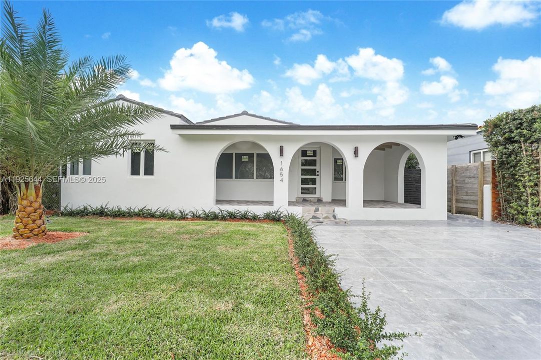 出租: $5,500 (3 贝兹, 3 浴室, 1500 平方英尺)