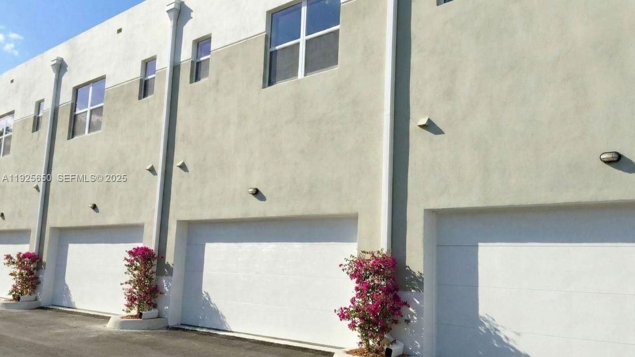 For Rent: $2,800 (2 beds, 2 baths, 1225 Square Feet)