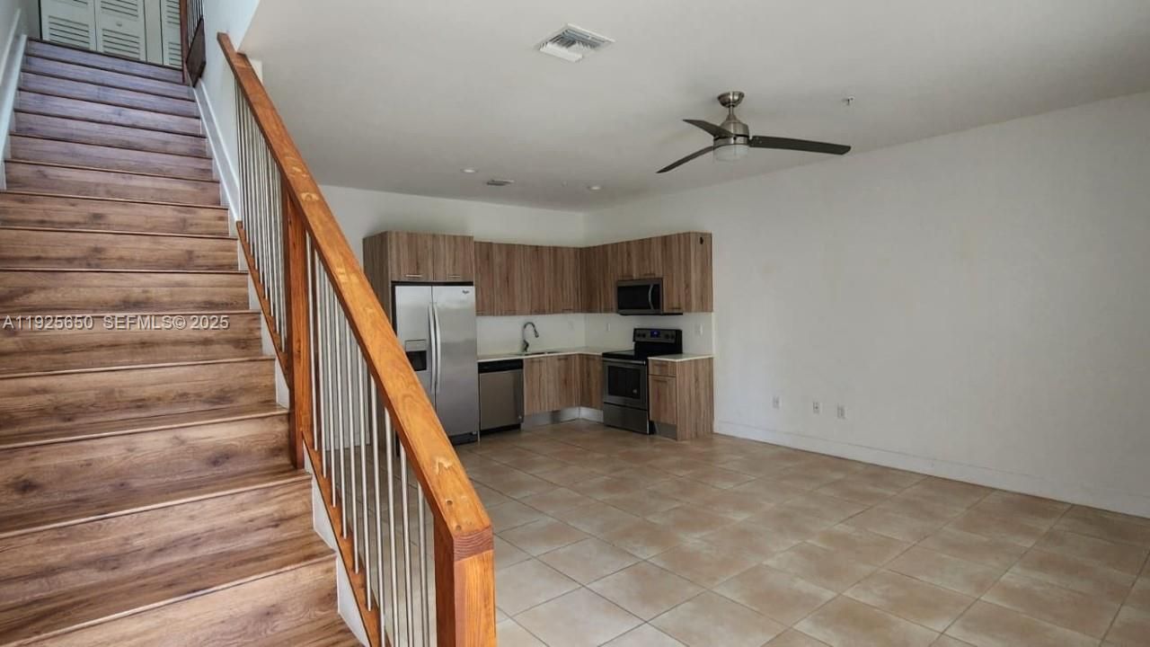 For Rent: $2,800 (2 beds, 2 baths, 1225 Square Feet)