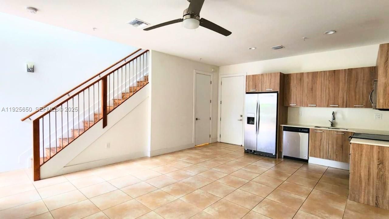 For Rent: $2,800 (2 beds, 2 baths, 1225 Square Feet)