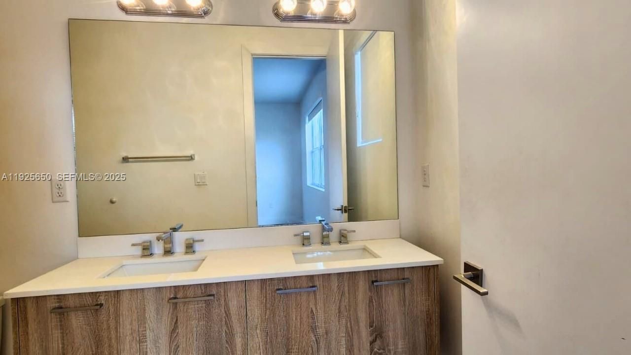 For Rent: $2,800 (2 beds, 2 baths, 1225 Square Feet)