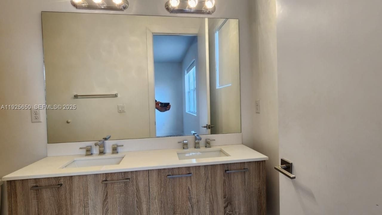 For Rent: $2,800 (2 beds, 2 baths, 1225 Square Feet)