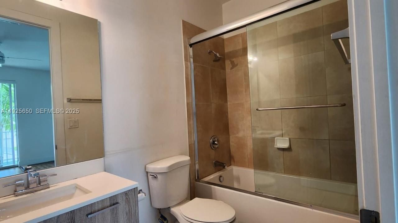 For Rent: $2,800 (2 beds, 2 baths, 1225 Square Feet)