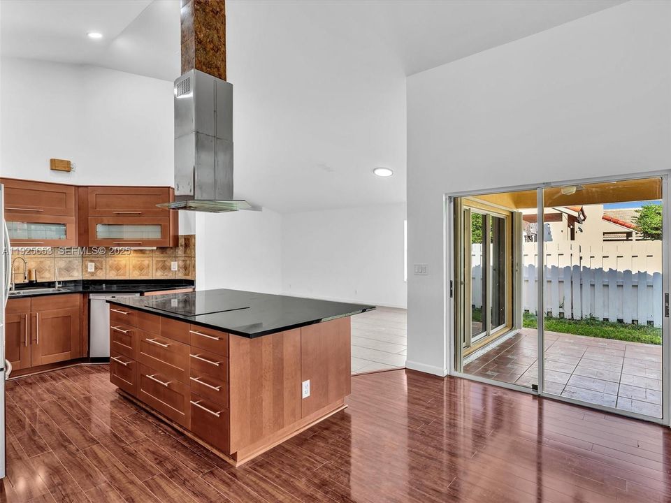 En Venta: $650,000 (3 camas, 2 baños, 1669 Pies cuadrados)