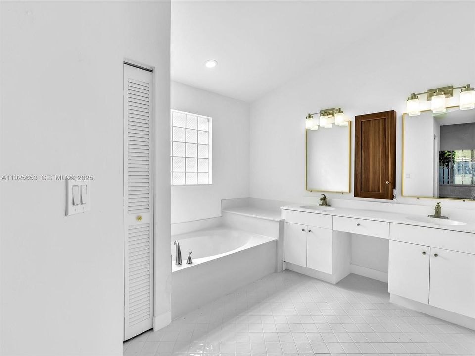 En Venta: $650,000 (3 camas, 2 baños, 1669 Pies cuadrados)