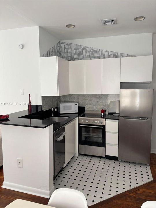 For Rent: $2,200 (1 beds, 1 baths, 505 Square Feet)