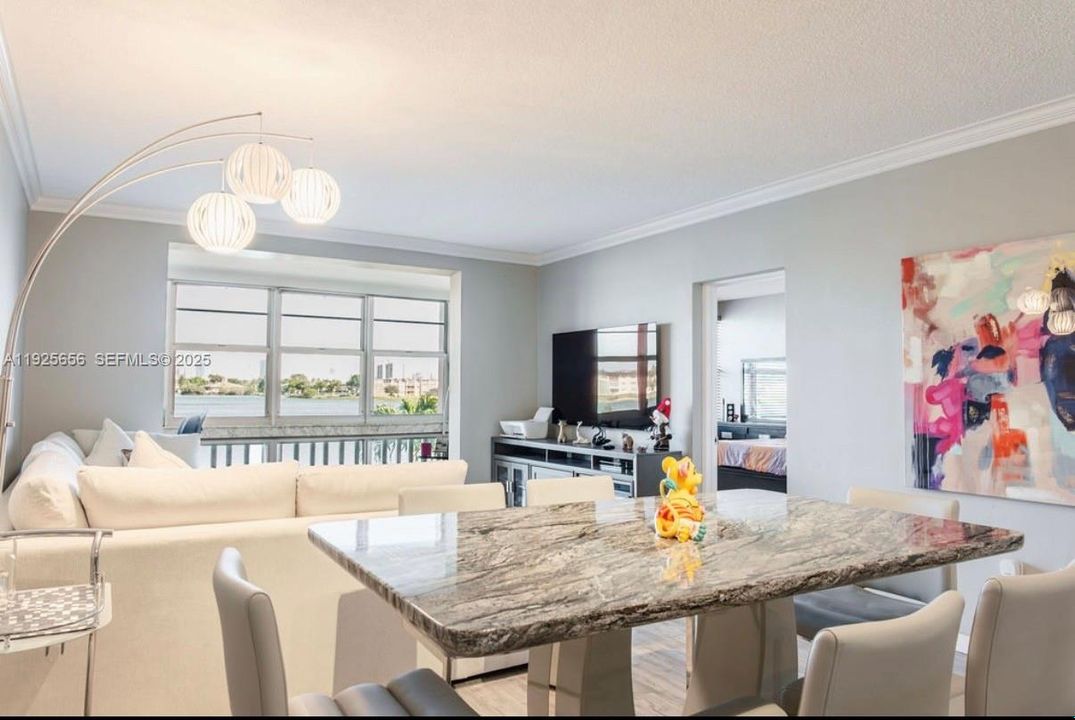 待售: $265,000 (2 贝兹, 1 浴室, 987 平方英尺)