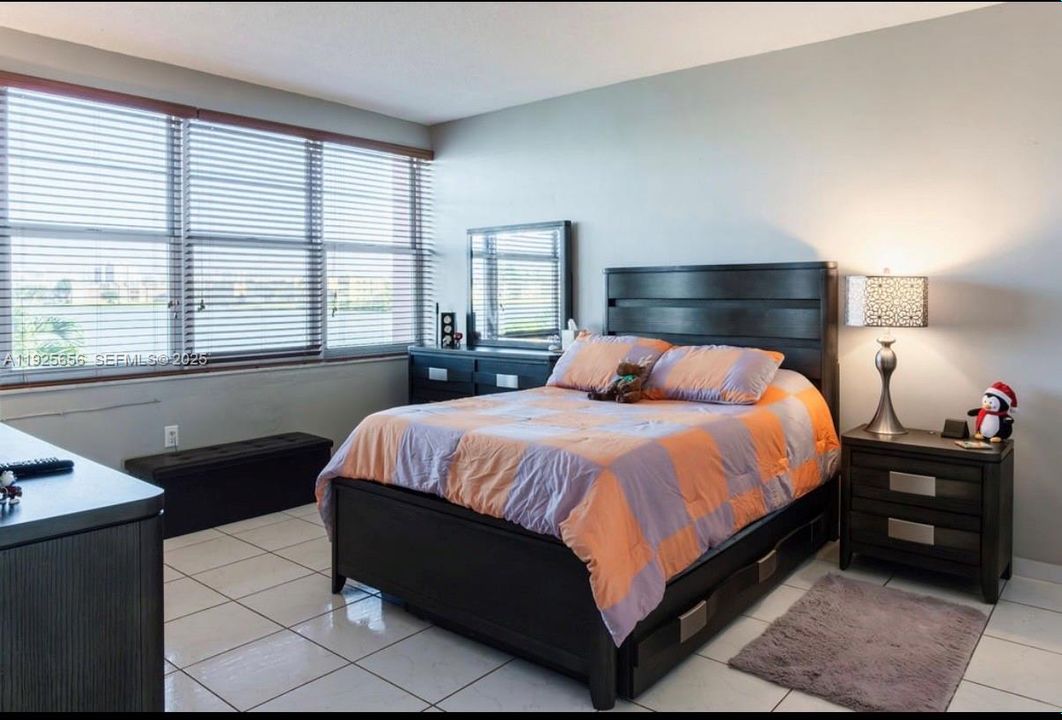 待售: $265,000 (2 贝兹, 1 浴室, 987 平方英尺)