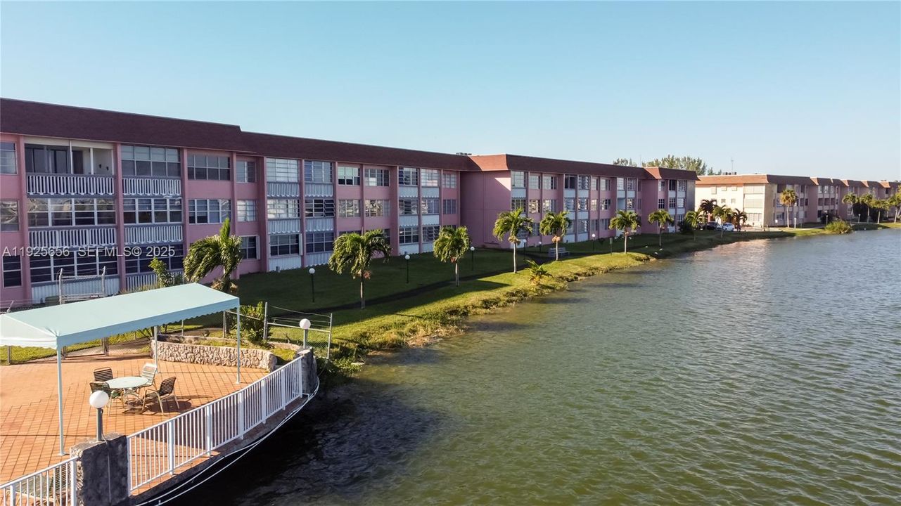 待售: $265,000 (2 贝兹, 1 浴室, 987 平方英尺)