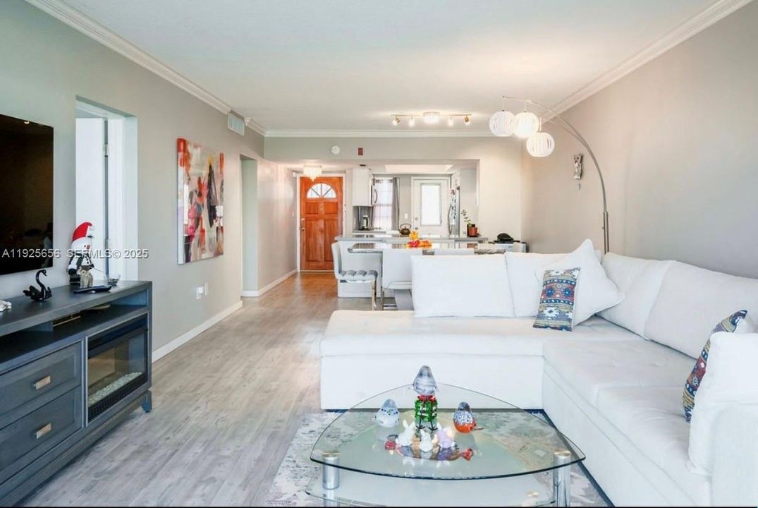 待售: $265,000 (2 贝兹, 1 浴室, 987 平方英尺)