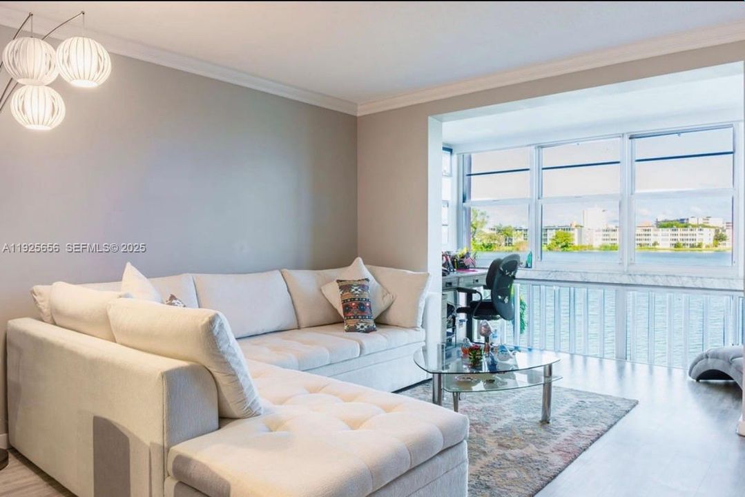 待售: $265,000 (2 贝兹, 1 浴室, 987 平方英尺)