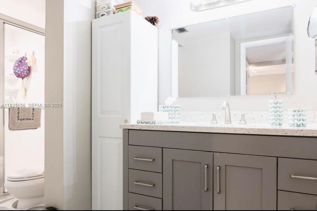 待售: $265,000 (2 贝兹, 1 浴室, 987 平方英尺)