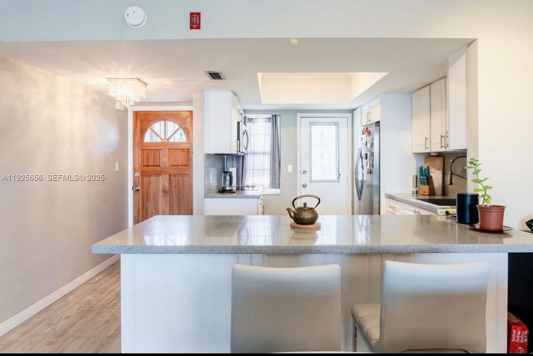 待售: $265,000 (2 贝兹, 1 浴室, 987 平方英尺)