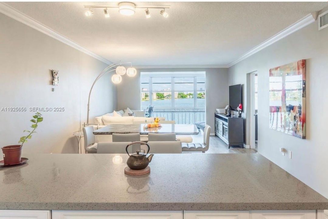 待售: $265,000 (2 贝兹, 1 浴室, 987 平方英尺)