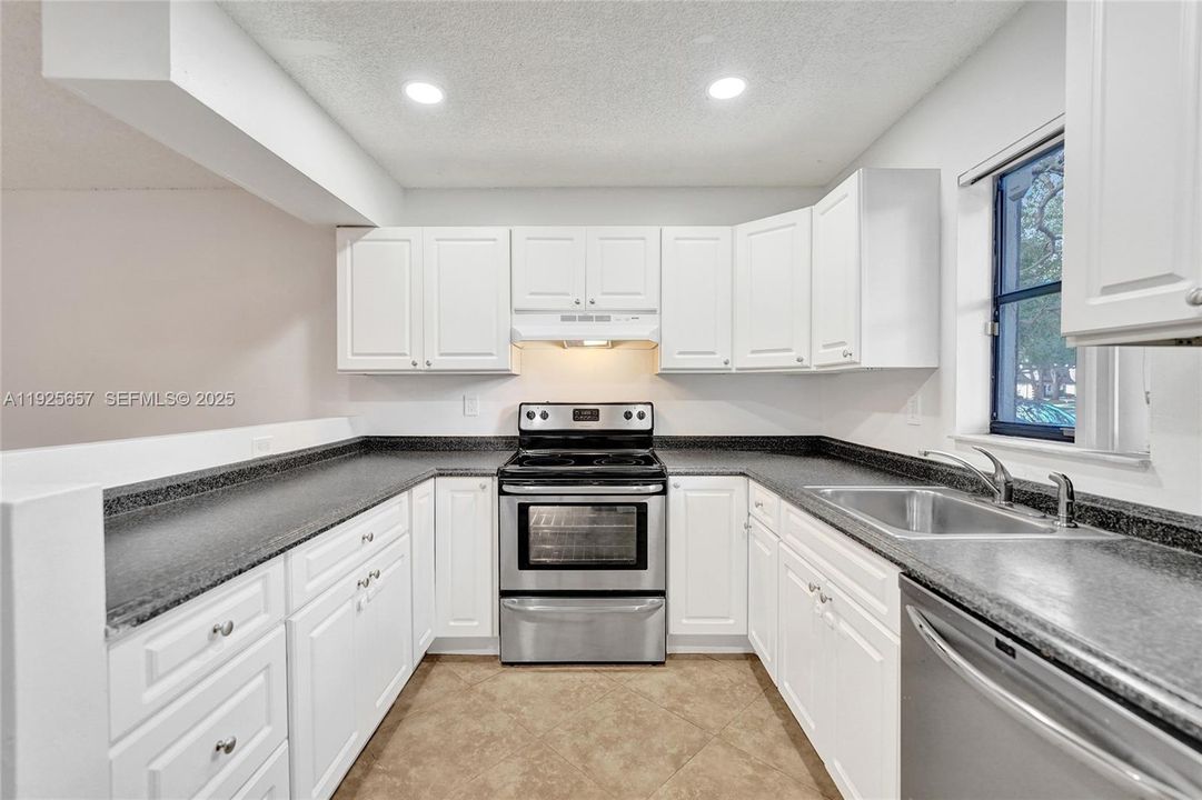 For Rent: $2,950 (3 beds, 2 baths, 1593 Square Feet)