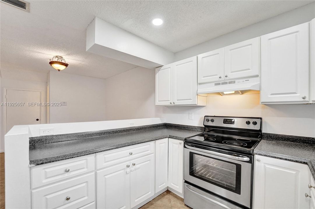 For Rent: $2,950 (3 beds, 2 baths, 1593 Square Feet)