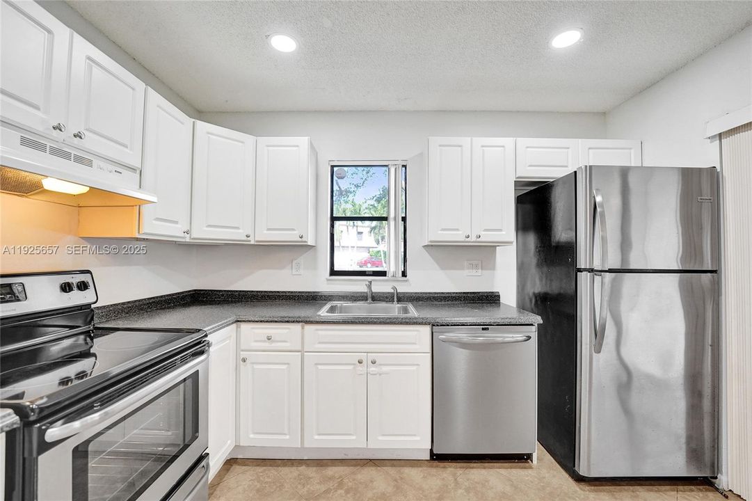 For Rent: $2,950 (3 beds, 2 baths, 1593 Square Feet)