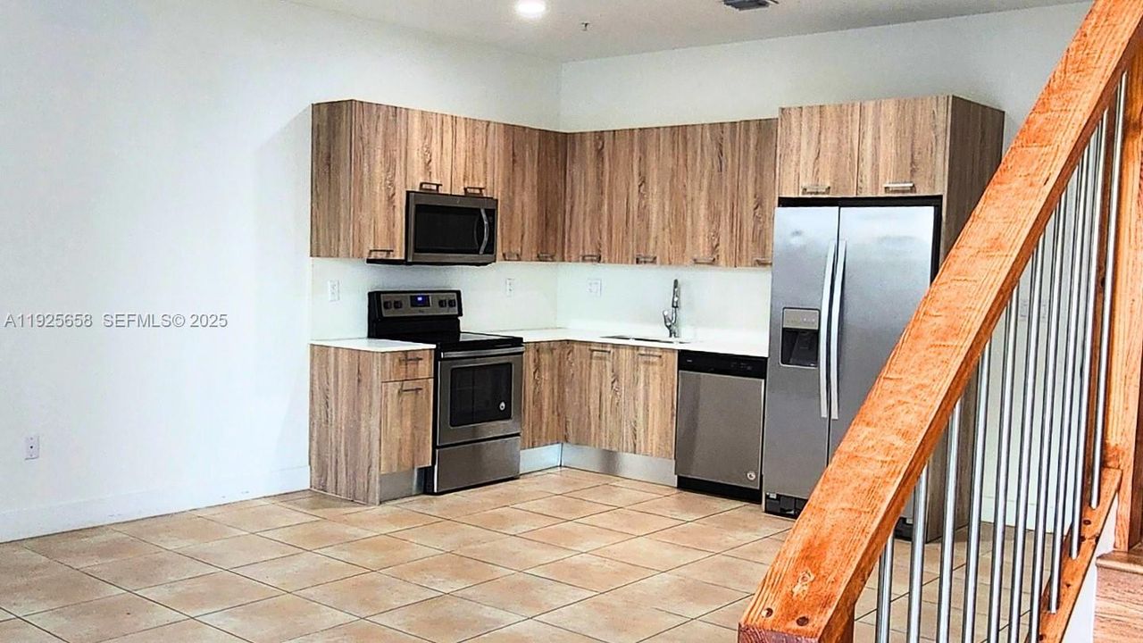 В аренду: $2,800 (2 спален, 2 ванн, 1225 Квадратных фут)