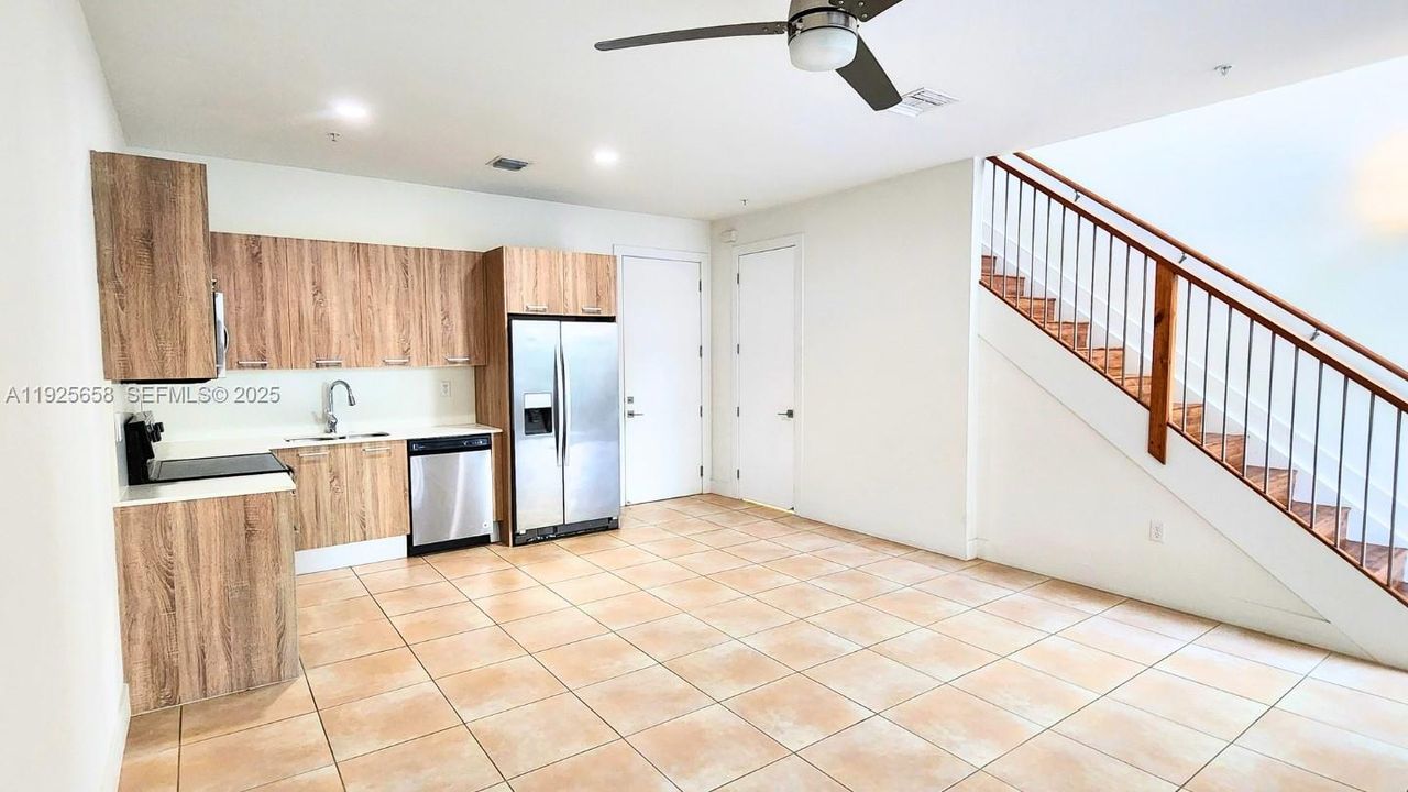 В аренду: $2,800 (2 спален, 2 ванн, 1225 Квадратных фут)