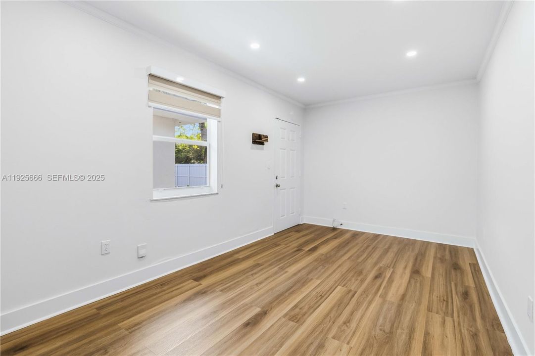 For Rent: $2,700 (2 beds, 1 baths, 715 Square Feet)