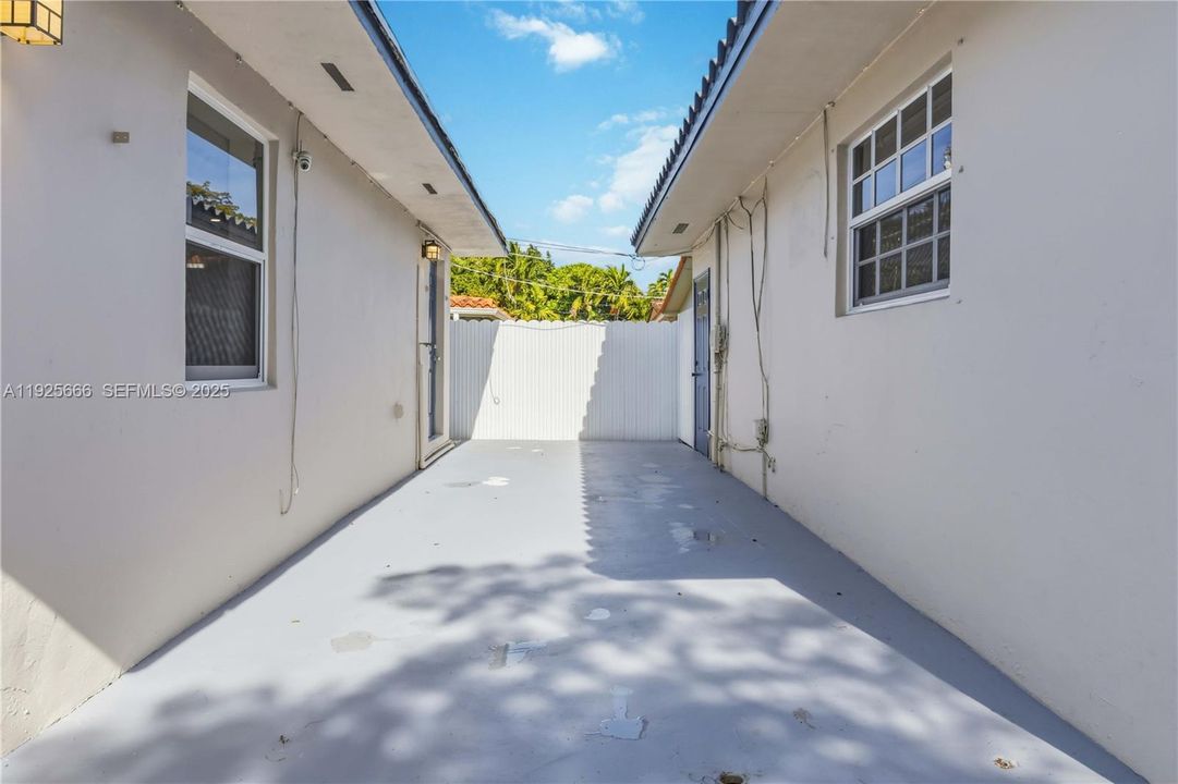 For Rent: $2,700 (2 beds, 1 baths, 715 Square Feet)