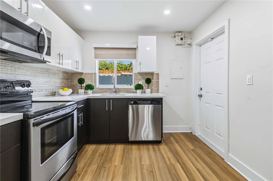 For Rent: $2,700 (2 beds, 1 baths, 715 Square Feet)