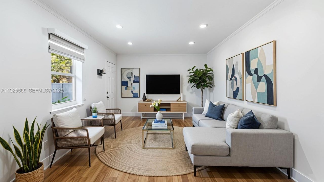 For Rent: $2,700 (2 beds, 1 baths, 715 Square Feet)