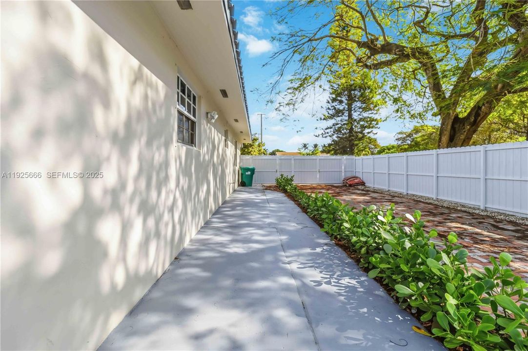 For Rent: $2,700 (2 beds, 1 baths, 715 Square Feet)