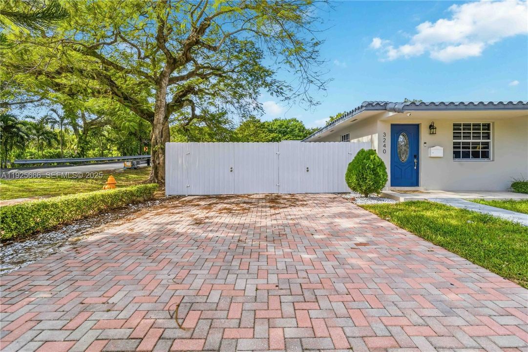 For Rent: $2,700 (2 beds, 1 baths, 715 Square Feet)